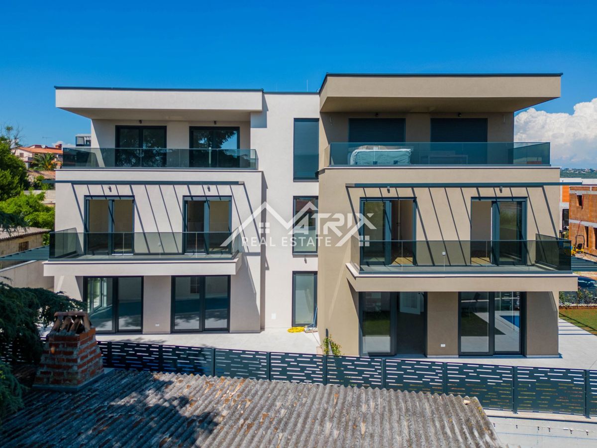 Poreč, moderno stanovanje z bazenom in pogledom na morje!