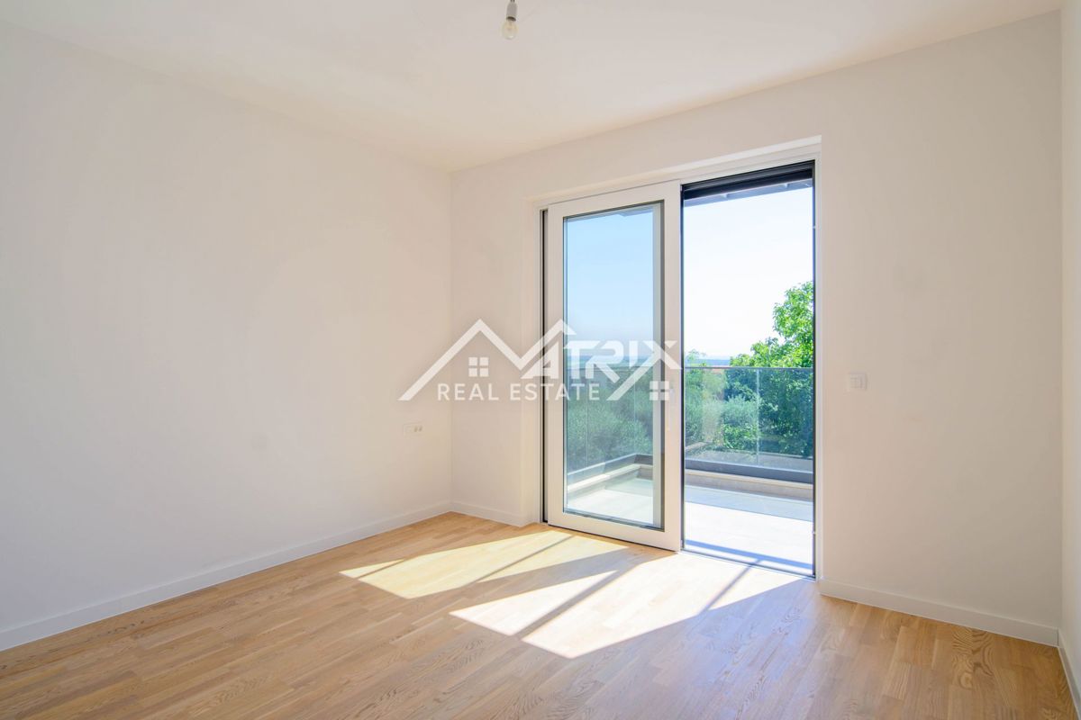 Poreč, moderno stanovanje z bazenom in pogledom na morje!