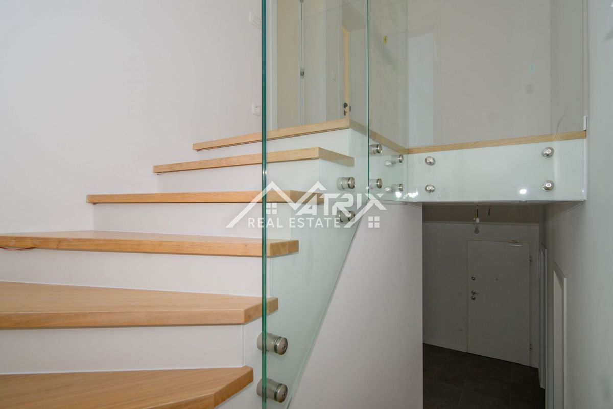 Poreč, moderno stanovanje z bazenom in pogledom na morje!