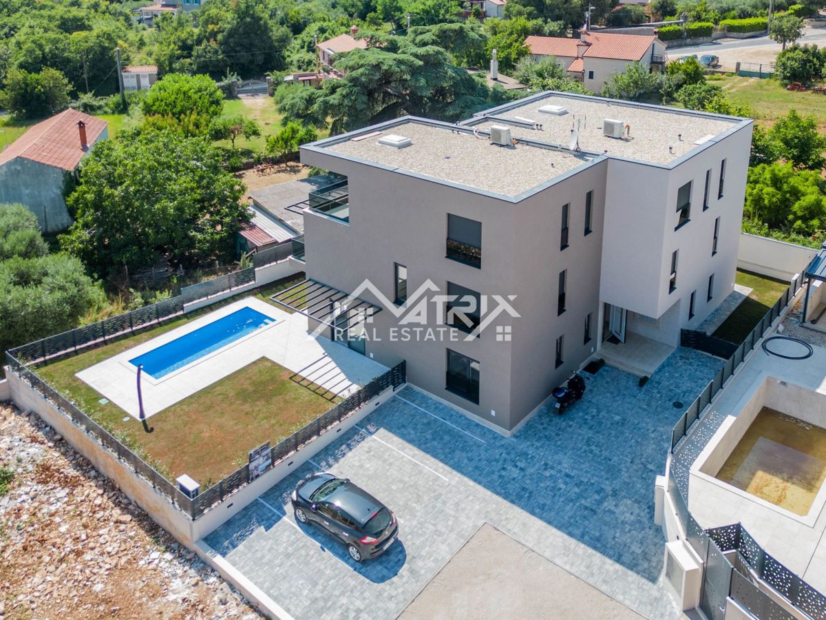 Poreč, moderno stanovanje z bazenom in pogledom na morje!