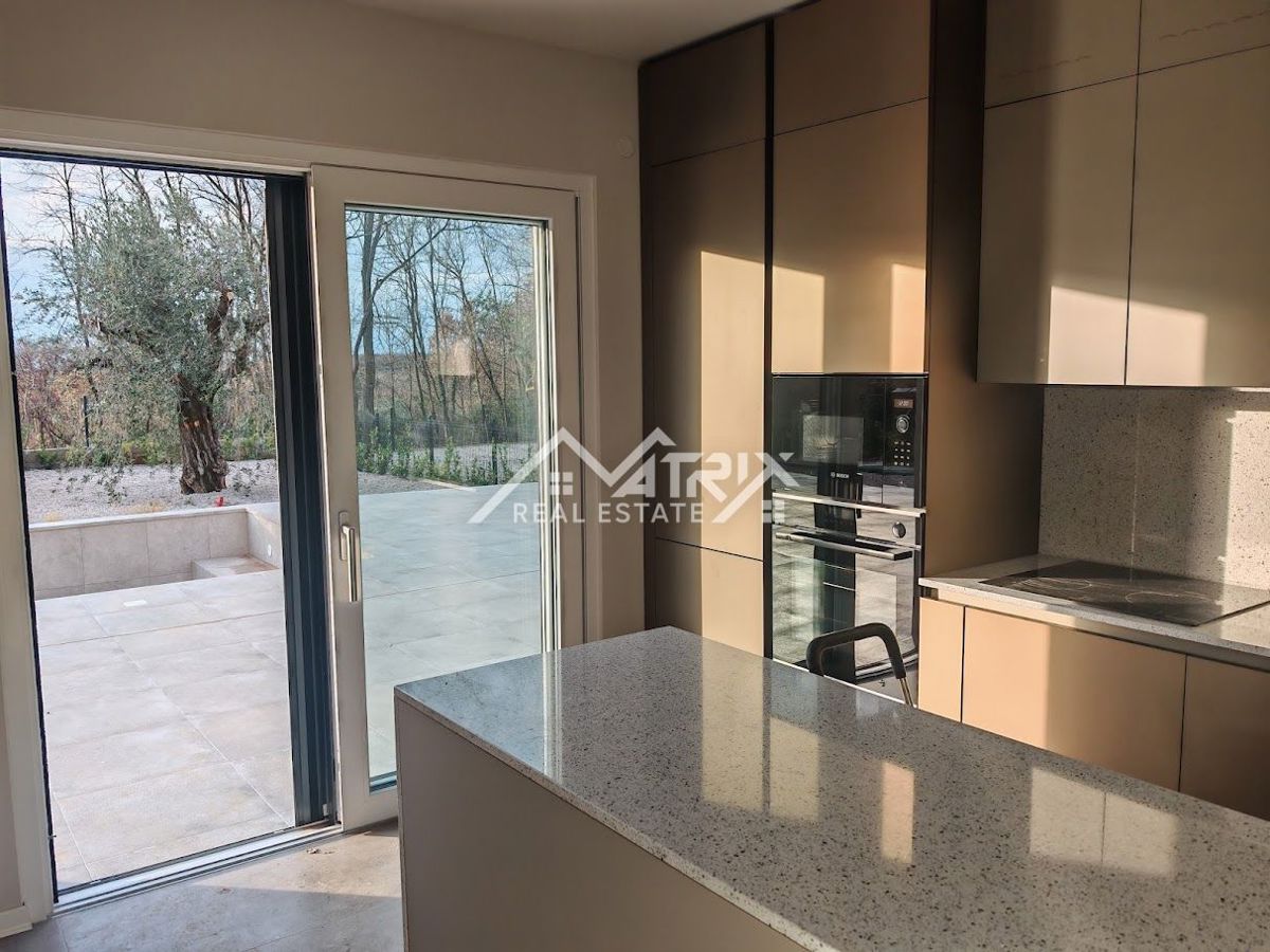 Novigrad okolica, samostojna hiša z bazenom