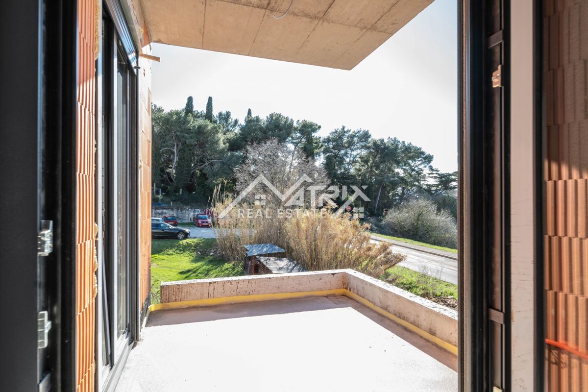 Pula, 2-sobno stanovanje s teraso, parkiriščem in shrambo