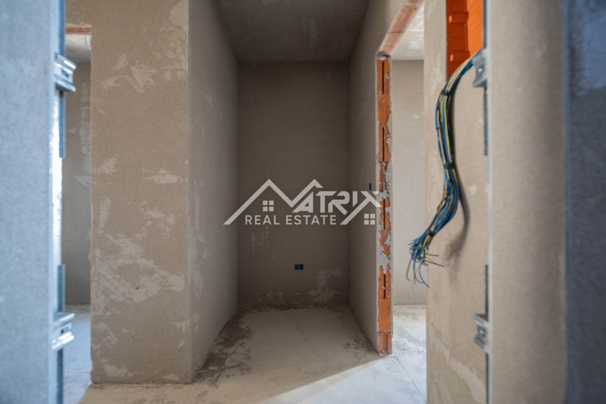 Pula, 2-sobno stanovanje s teraso, parkiriščem in shrambo