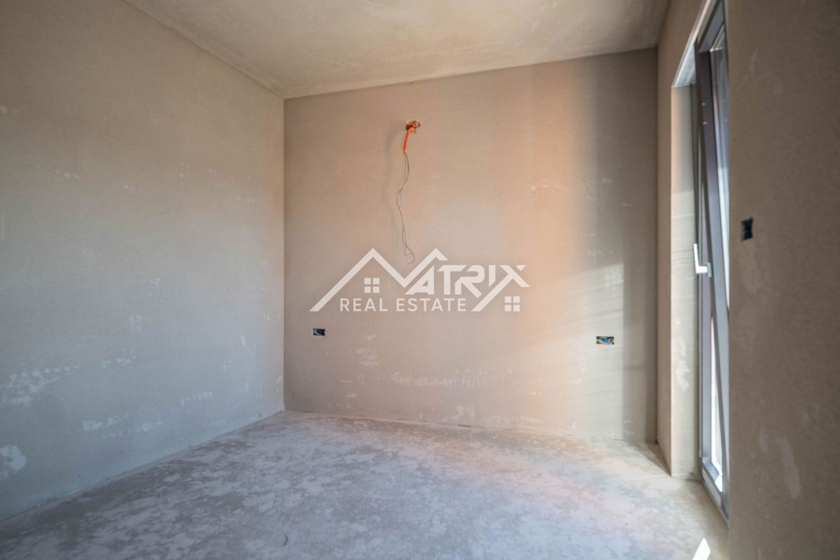 Pula, 2-sobno stanovanje s teraso, parkiriščem in shrambo