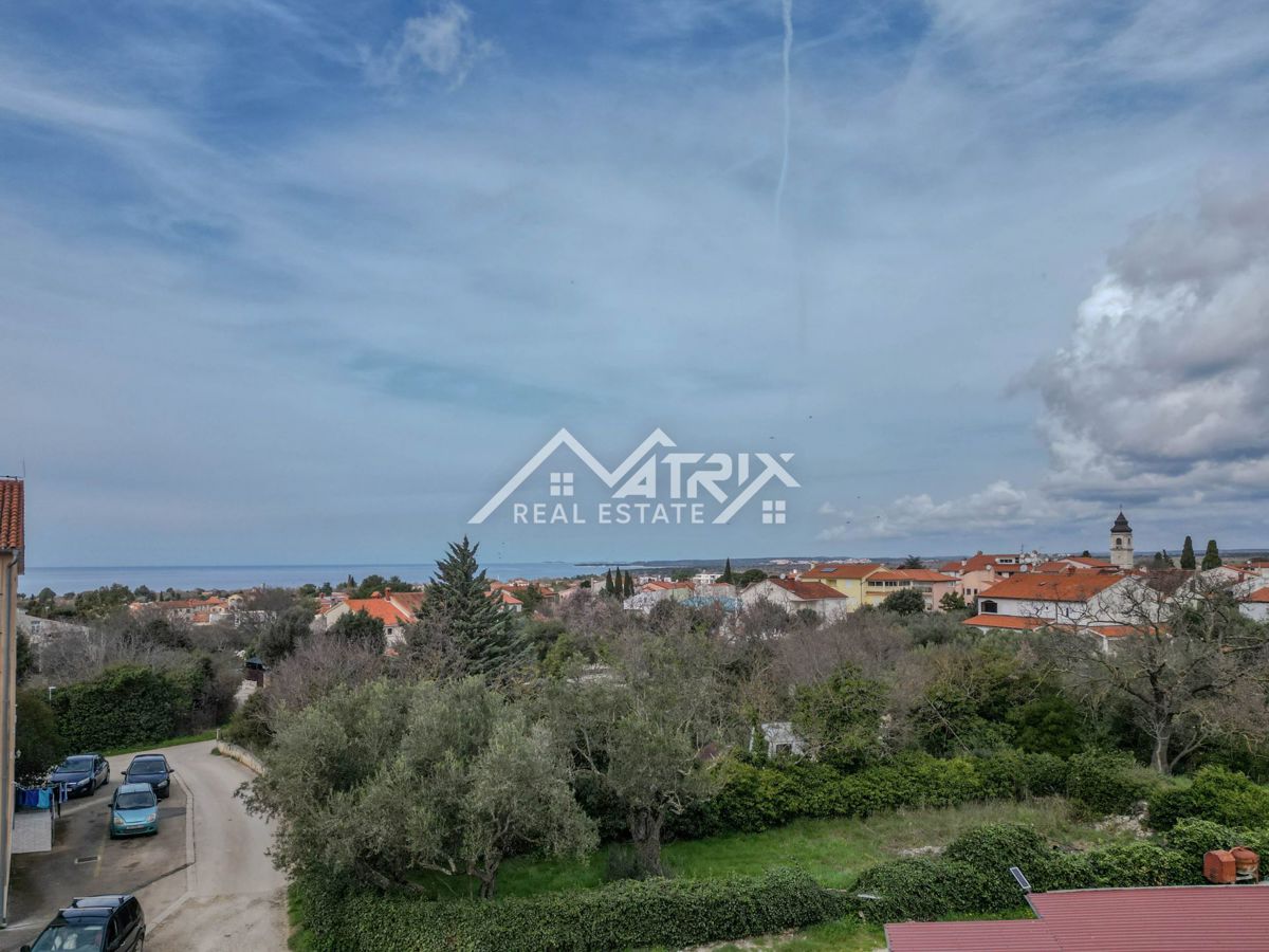 Peroj, stanovanje 2 spalnici, terasa in garaža, pogled morje