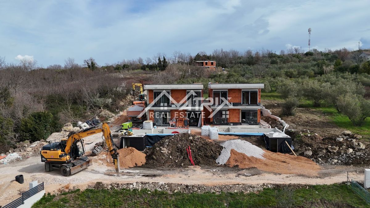 Brtonigla, moderna dvojčka z bazenom, 3 spalnice