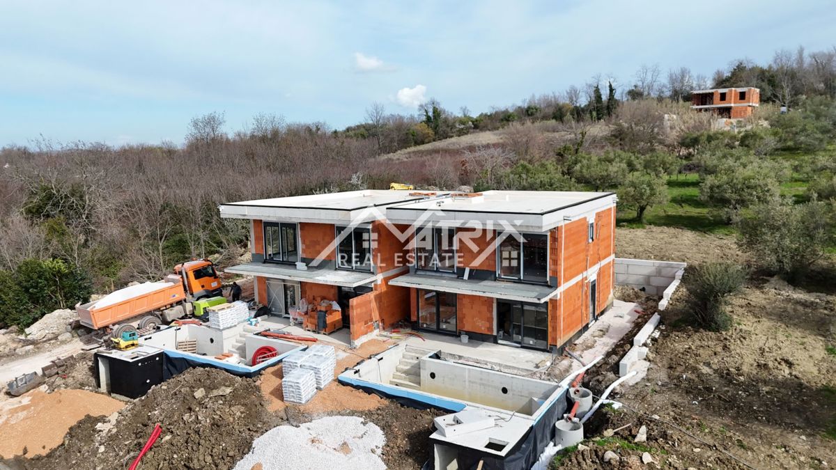 Brtonigla, moderna dvojčka z bazenom, 3 spalnice