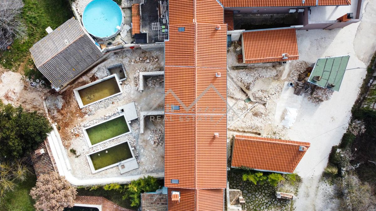 Območje Svetvinčenta, apartmajska hiša z bazenom