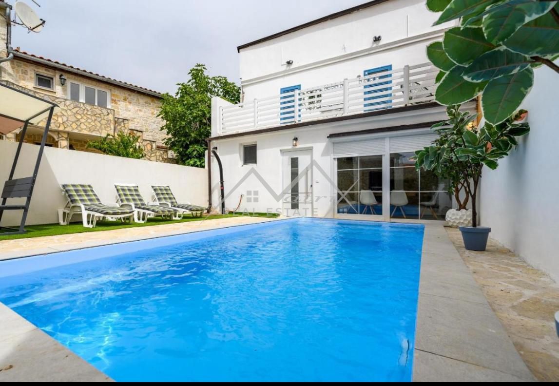 Poreč, okolica avtohtona istrska hiša z bazenom
