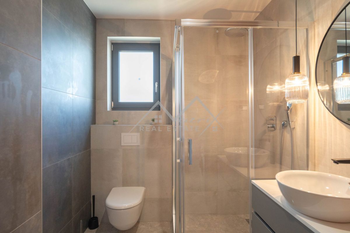Okolica Poreča, sodobno štirisobno stanovanje z jacuzzijem