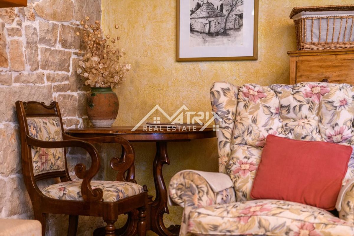 Območje Pulj, Avtohtona istrska kamnita hiša z veliko parcelo blizu morja