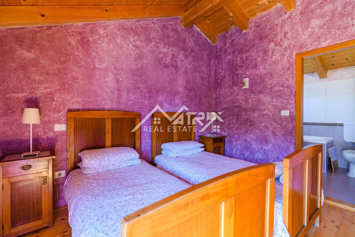 Območje Pulj, Avtohtona istrska kamnita hiša z veliko parcelo blizu morja