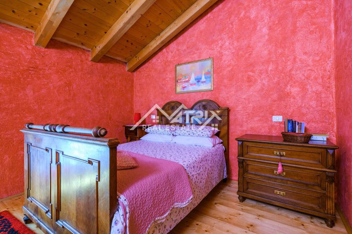 Območje Pulj, Avtohtona istrska kamnita hiša z veliko parcelo blizu morja