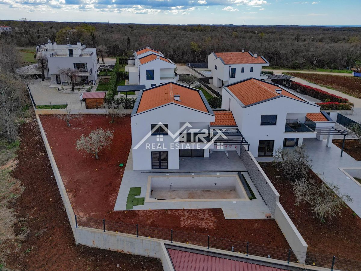 Moderna hiša z bazenom v bližini Poreča – idealna investicija ali počitniški dom