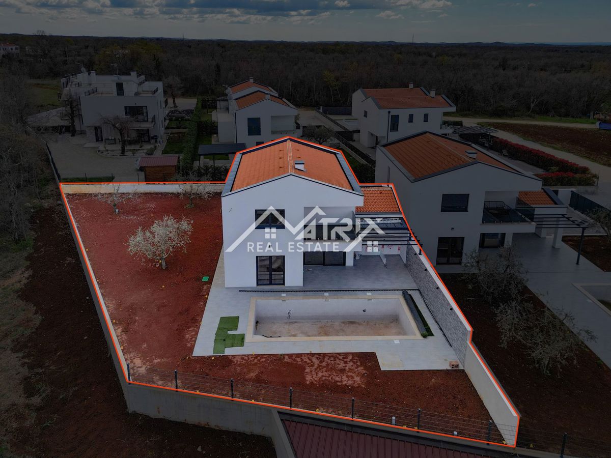 Moderna hiša z bazenom v bližini Poreča – idealna investicija ali počitniški dom