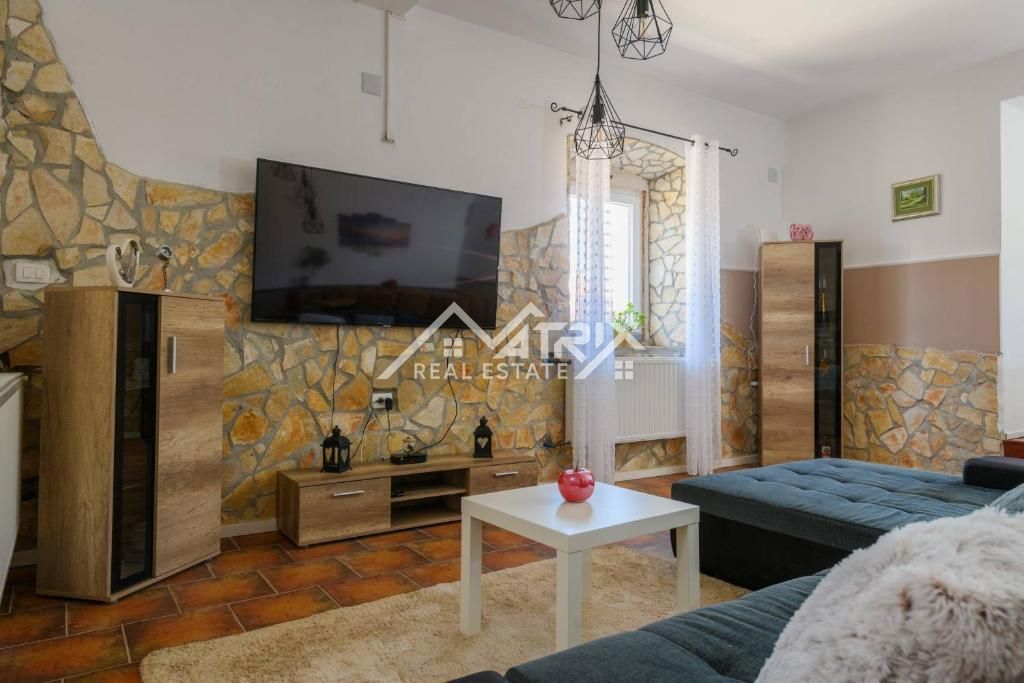 Okolica Fažane, Hiša z bazenom s 3 stanovanjskimi enotami