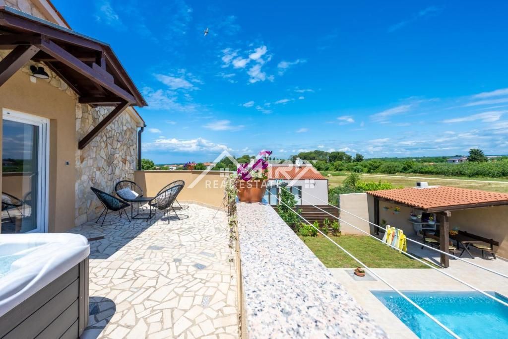 Okolica Fažane, Hiša z bazenom s 3 stanovanjskimi enotami
