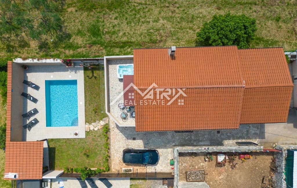 Okolica Fažane, Hiša z bazenom s 3 stanovanjskimi enotami