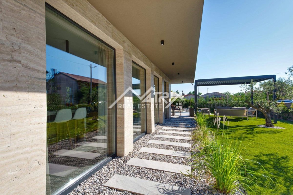 Pula okolica, kakovostna moderna vila z bazenom in wellnessom