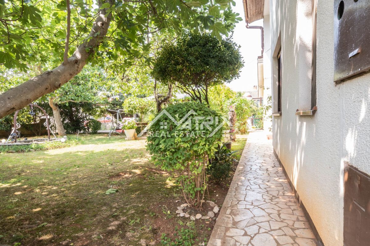 Šišan, hiša z apartmaji in velikim vrtom