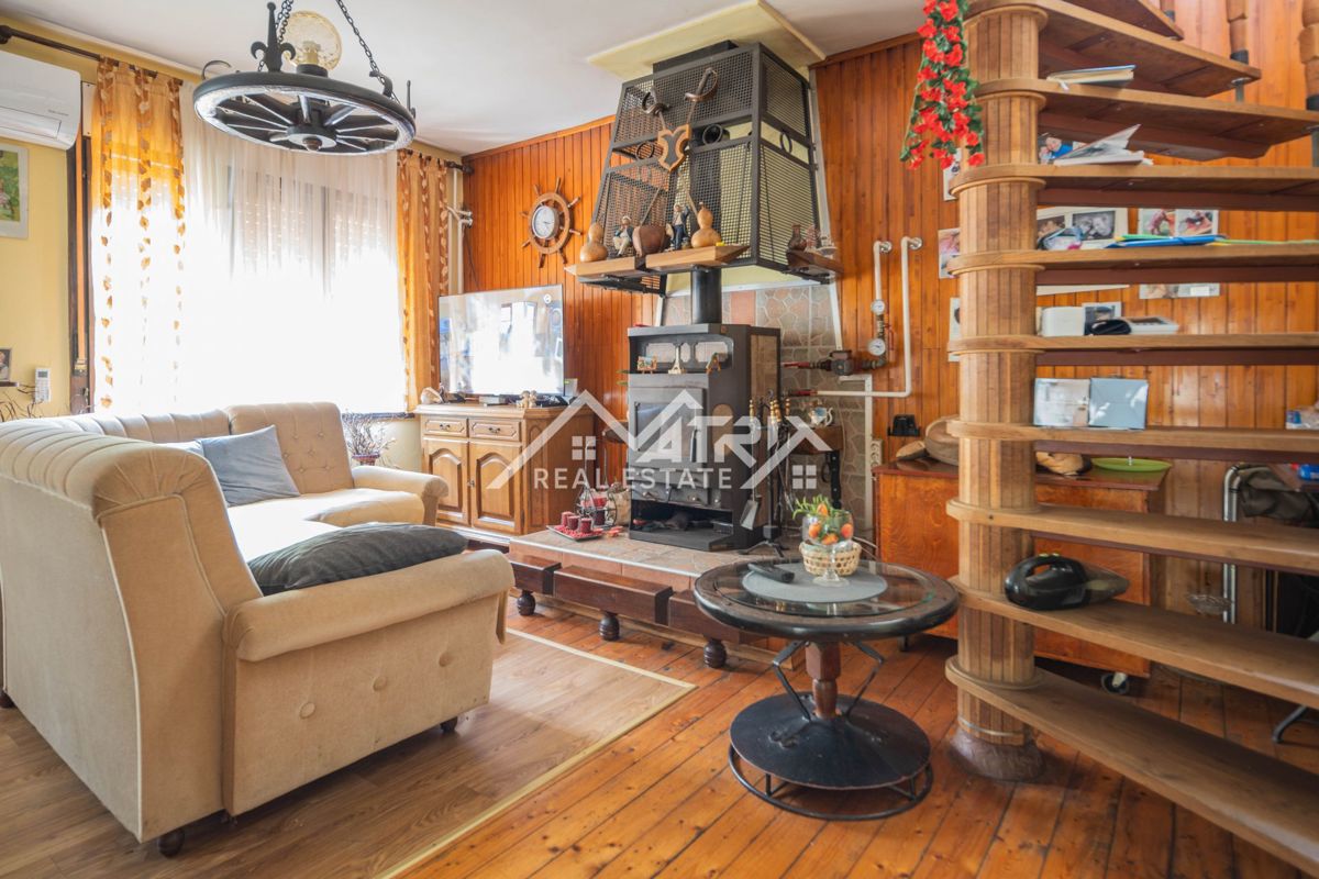Šišan, hiša z apartmaji in velikim vrtom