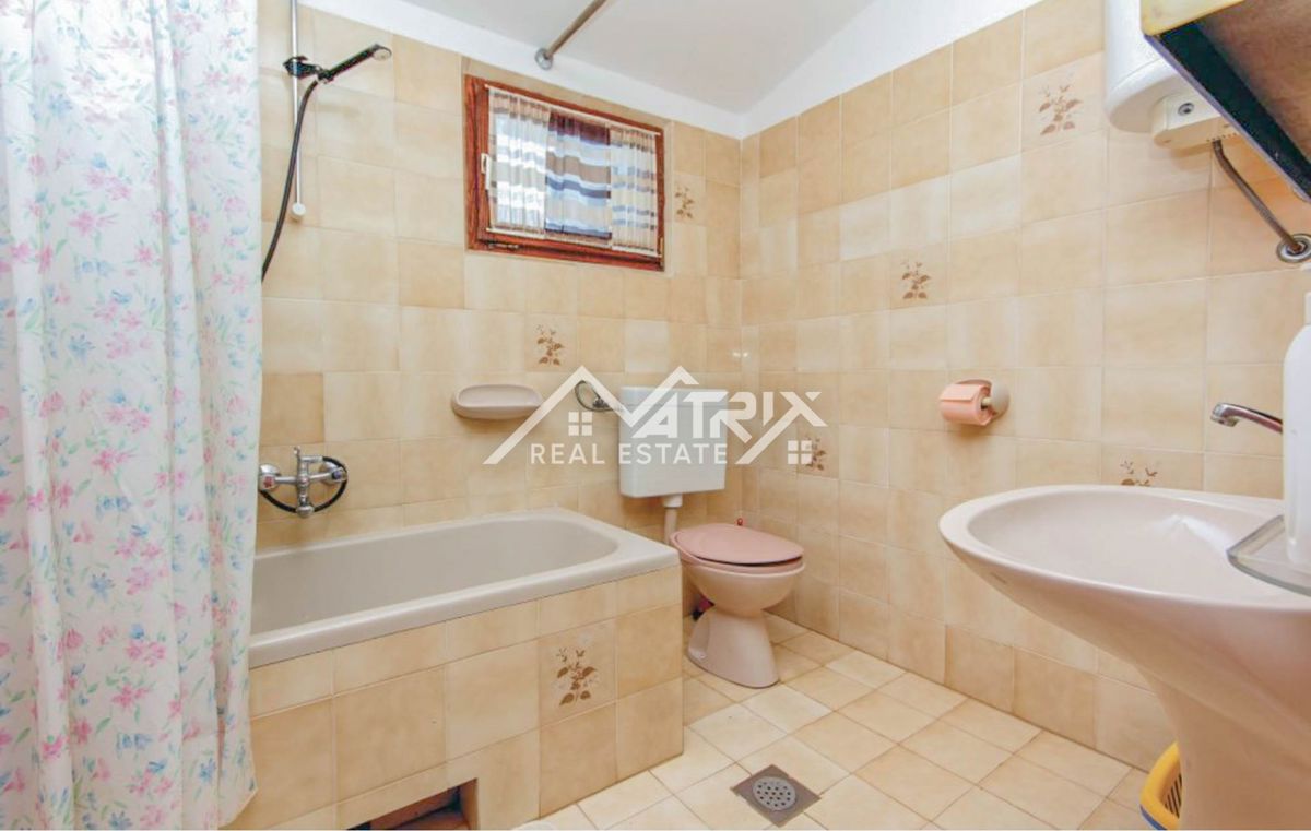 Šišan, hiša z apartmaji in velikim vrtom