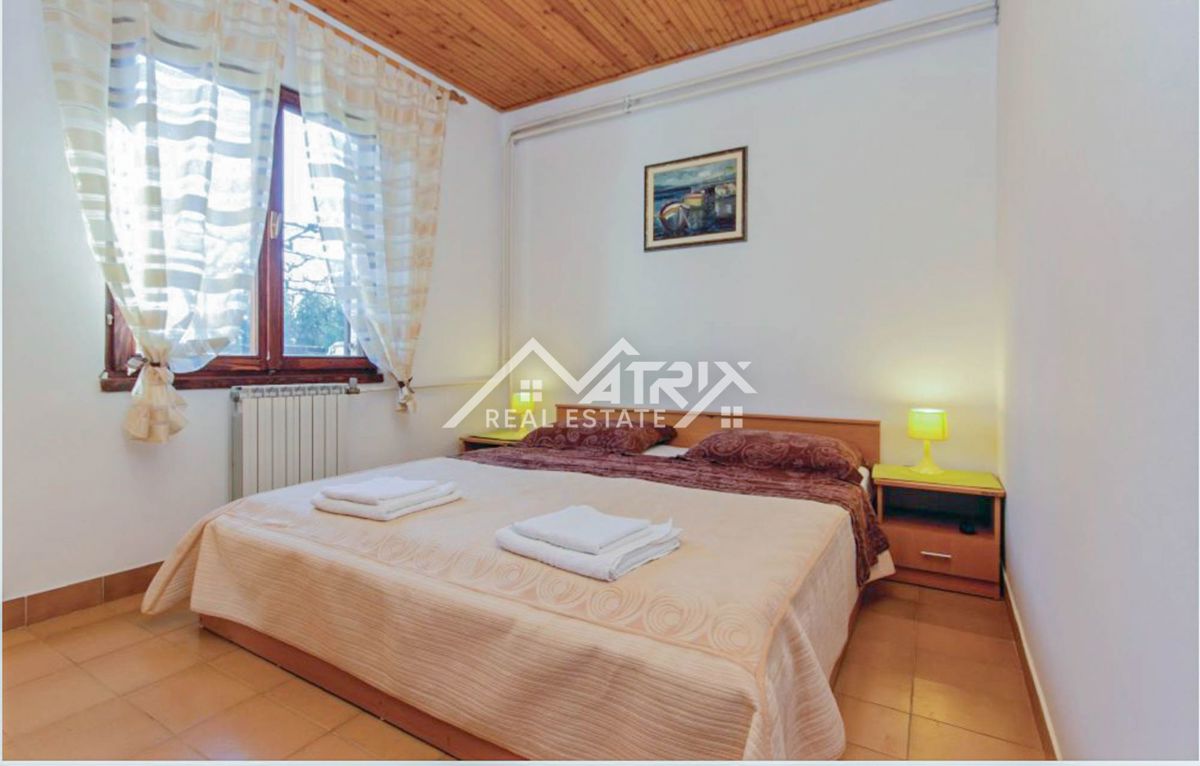 Šišan, hiša z apartmaji in velikim vrtom