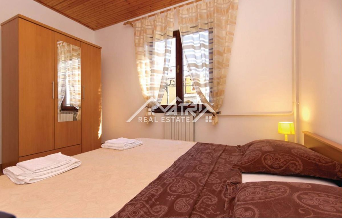 Šišan, hiša z apartmaji in velikim vrtom
