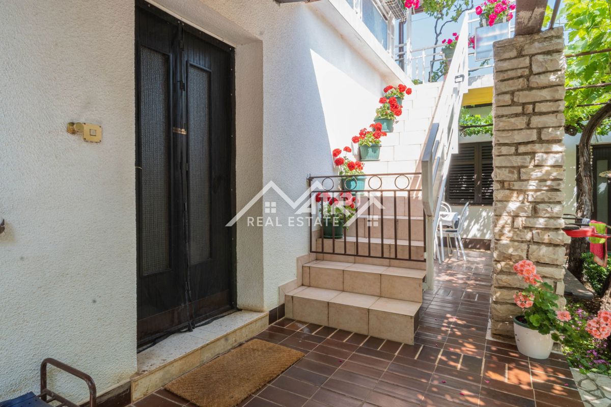 Šišan, hiša z apartmaji in velikim vrtom