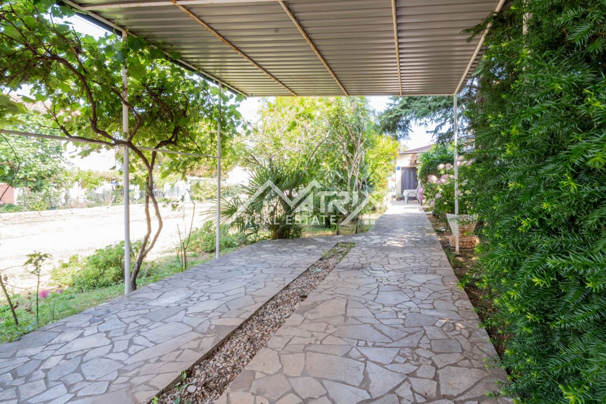 Šišan, hiša z apartmaji in velikim vrtom