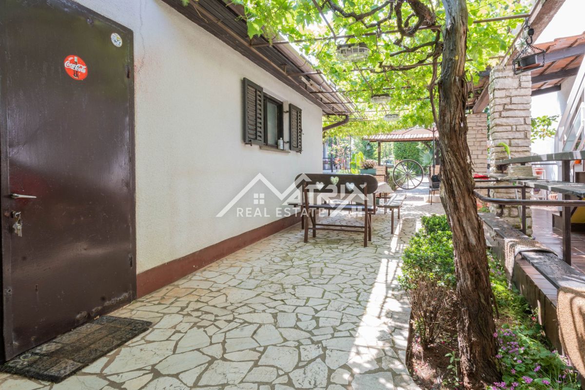 Šišan, hiša z apartmaji in velikim vrtom