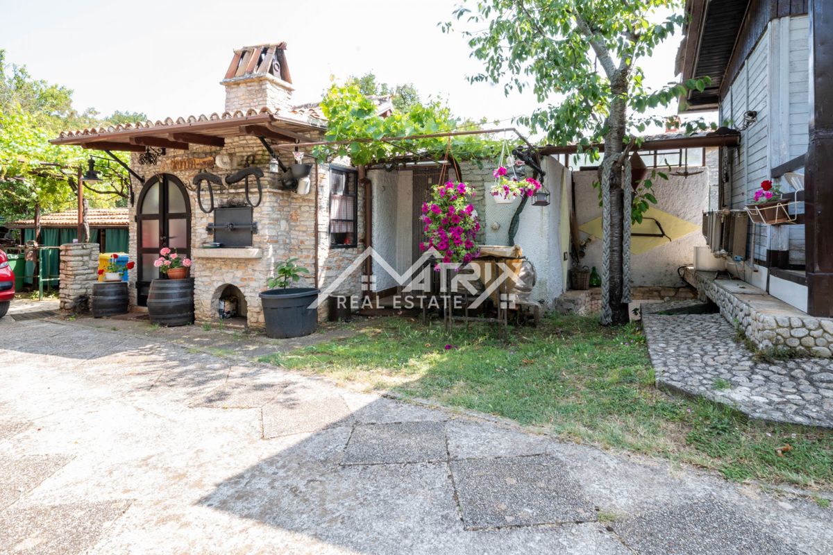 Šišan, hiša z apartmaji in velikim vrtom