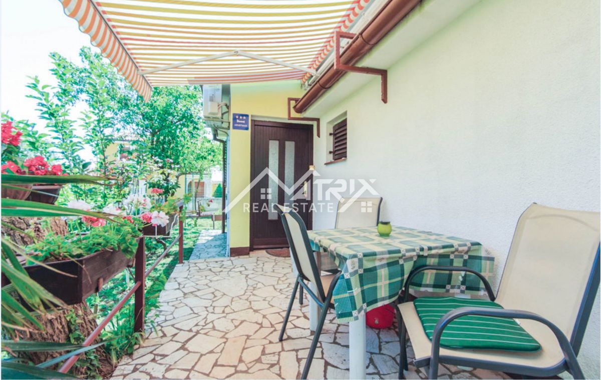 Šišan, hiša z apartmaji in velikim vrtom