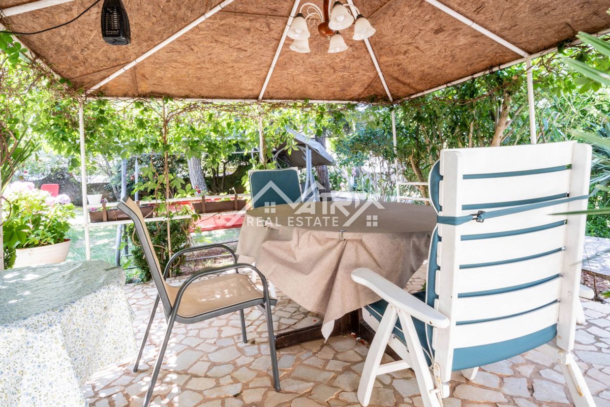 Šišan, hiša z apartmaji in velikim vrtom