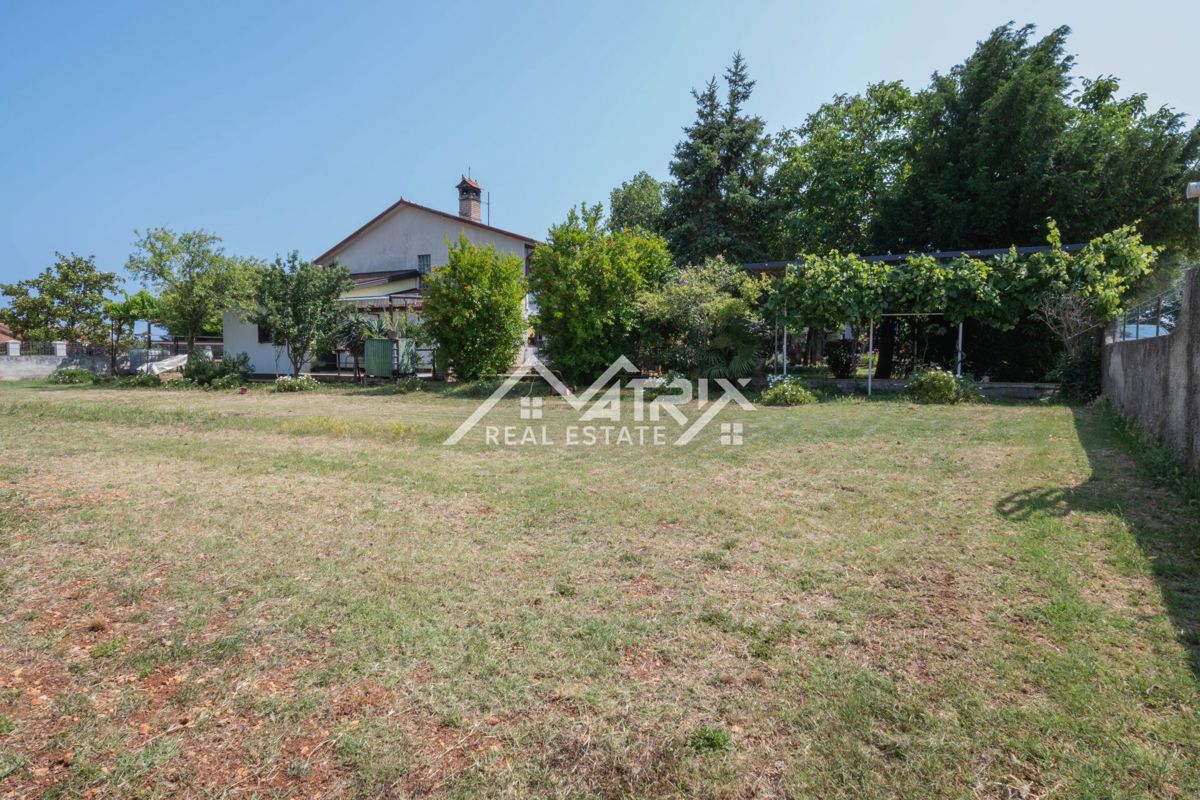 Šišan, hiša z apartmaji in velikim vrtom