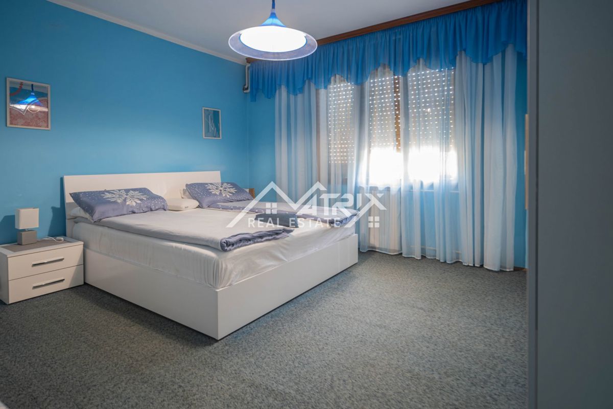 Šišan, hiša z apartmaji in velikim vrtom