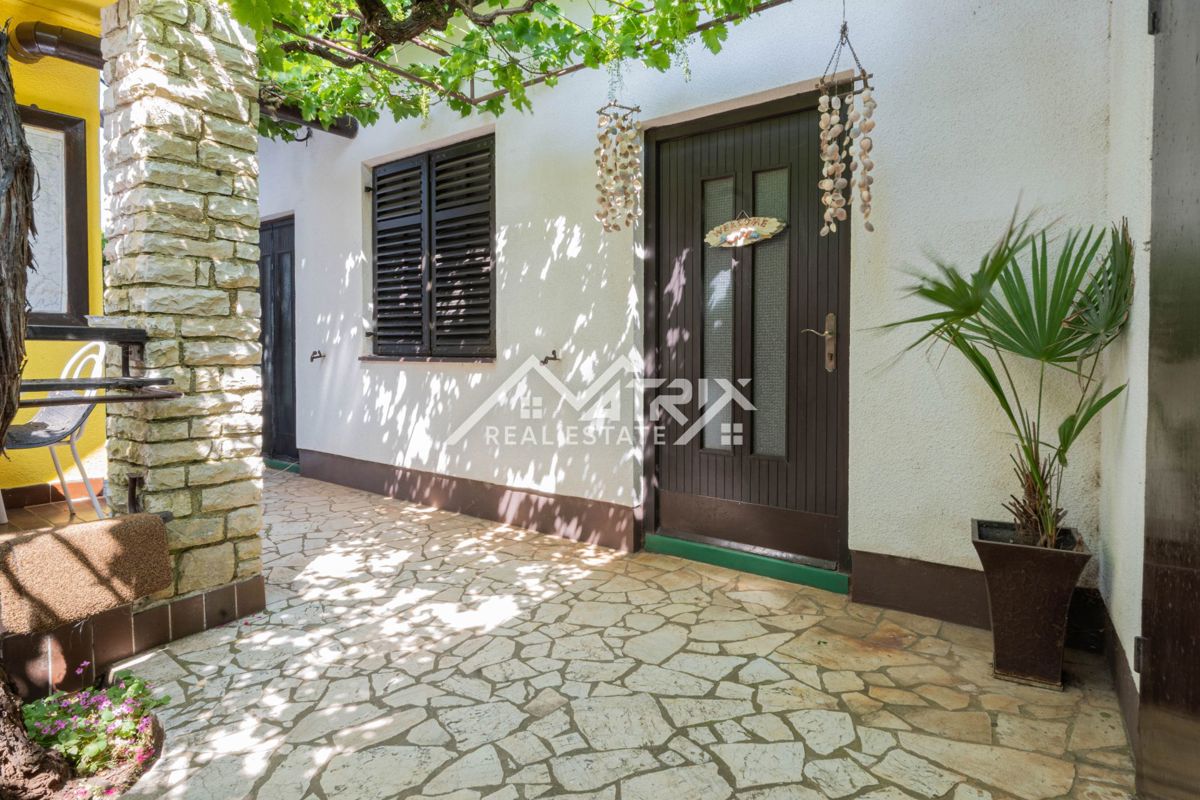 Šišan, hiša z apartmaji in velikim vrtom