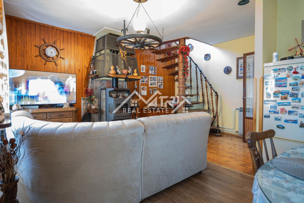 Šišan, hiša z apartmaji in velikim vrtom
