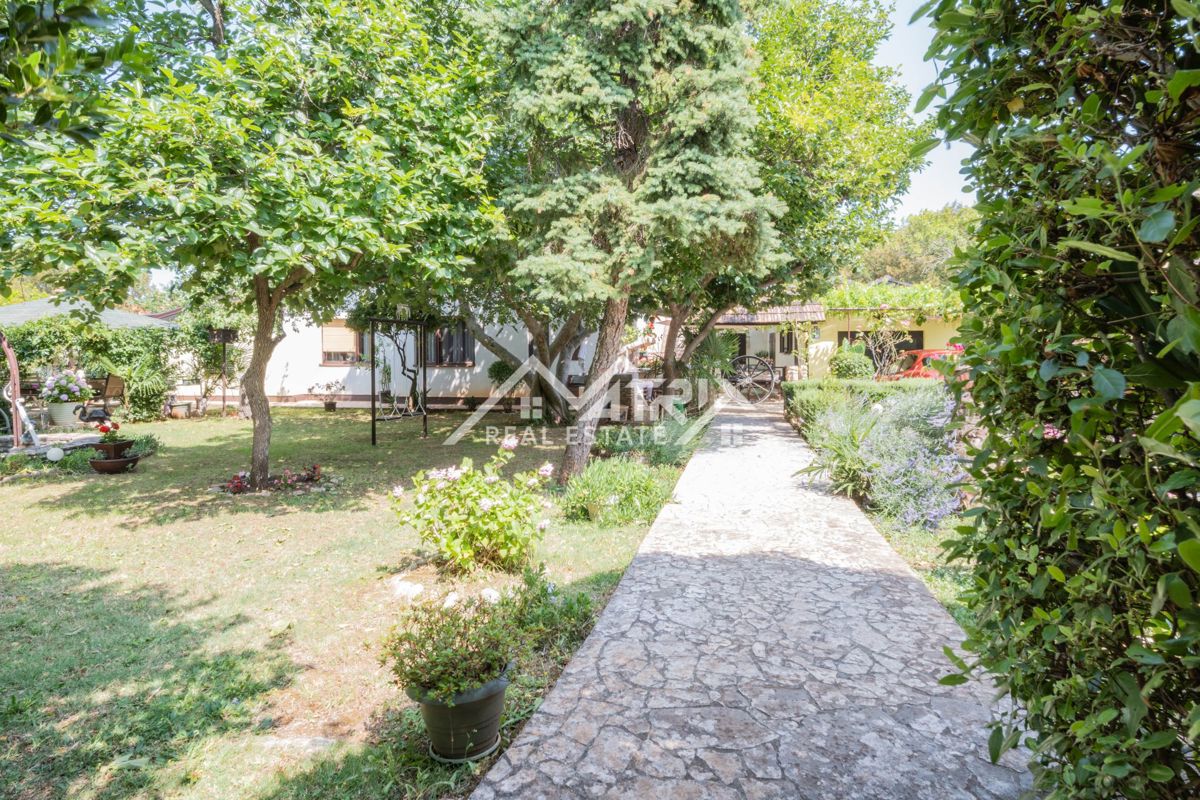 Šišan, hiša z apartmaji in velikim vrtom