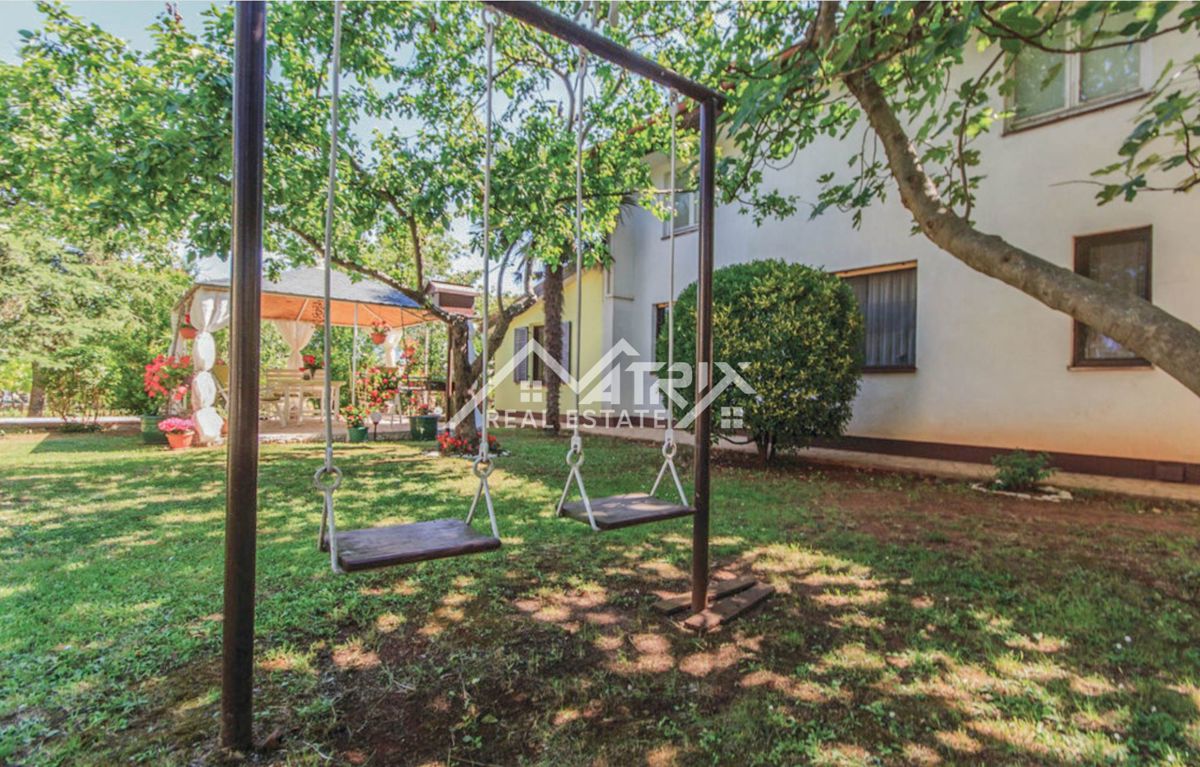 Šišan, hiša z apartmaji in velikim vrtom