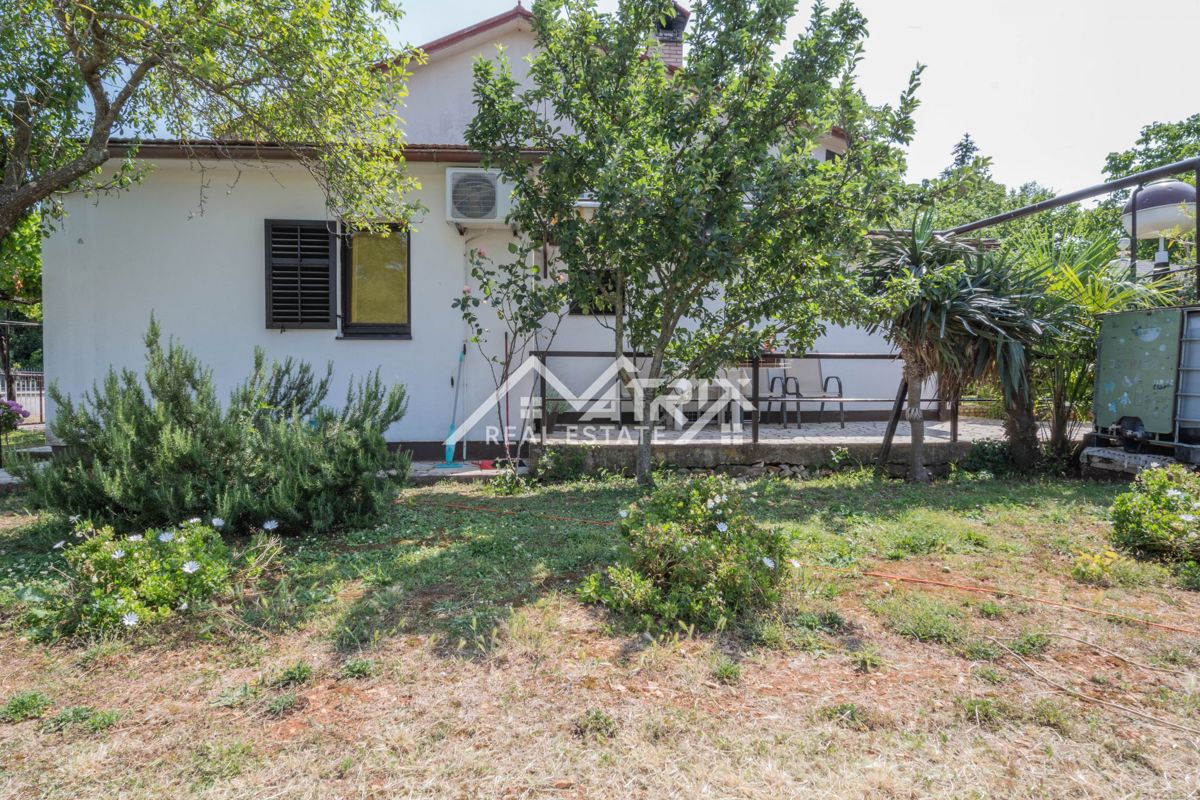 Šišan, hiša z apartmaji in velikim vrtom