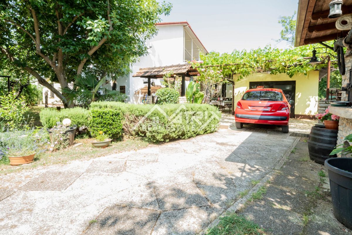Šišan, hiša z apartmaji in velikim vrtom