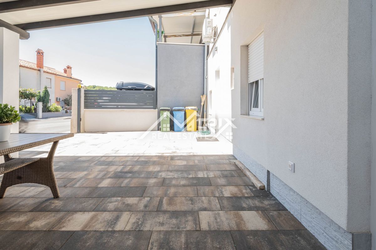 Pulj, dvosobno pritlično stanovanje s pokrito teraso