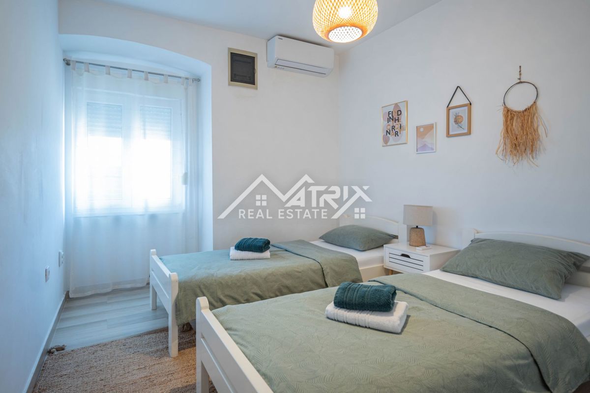 Pulj, dvosobno pritlično stanovanje s pokrito teraso