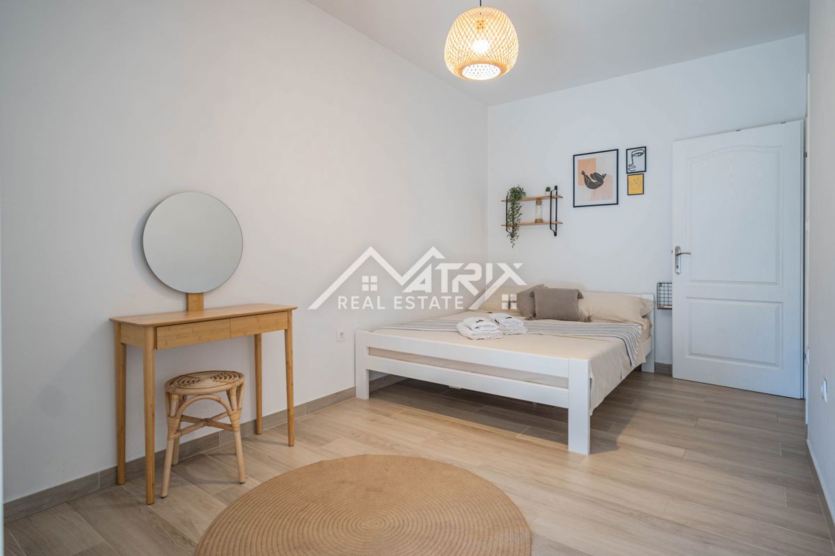 Pulj, dvosobno pritlično stanovanje s pokrito teraso