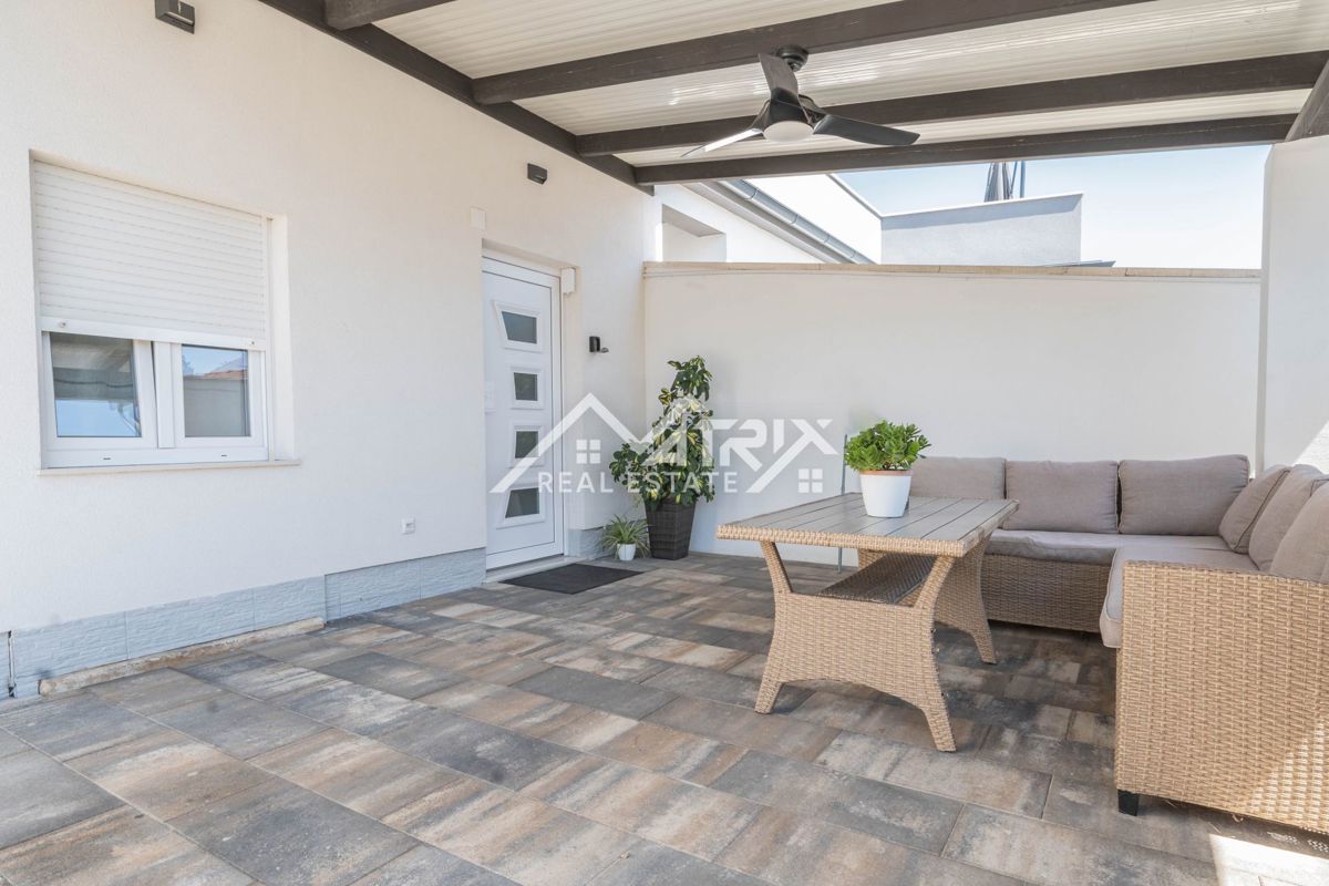 Pulj, dvosobno pritlično stanovanje s pokrito teraso