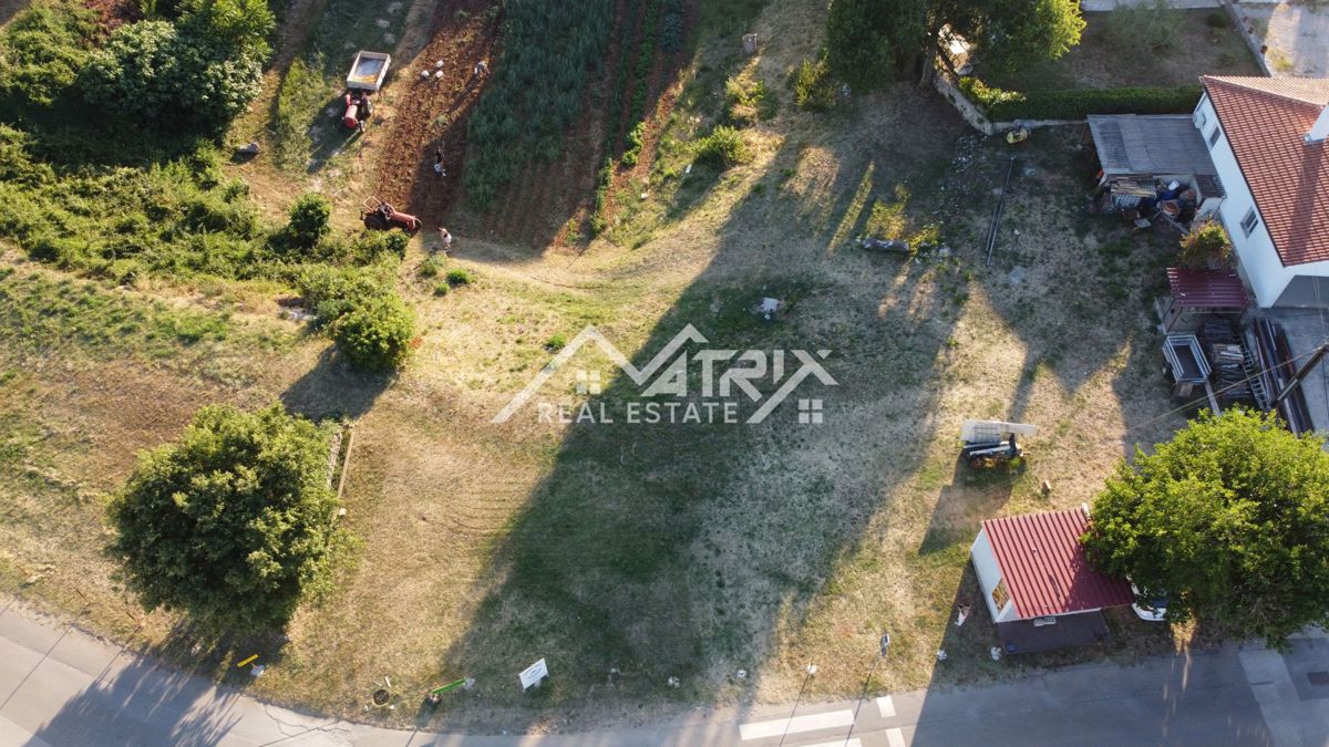 Kavran, Gradbena parcela s pogledom na morje blizu plaže