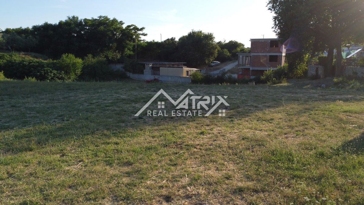Kavran, Gradbena parcela s pogledom na morje blizu plaže