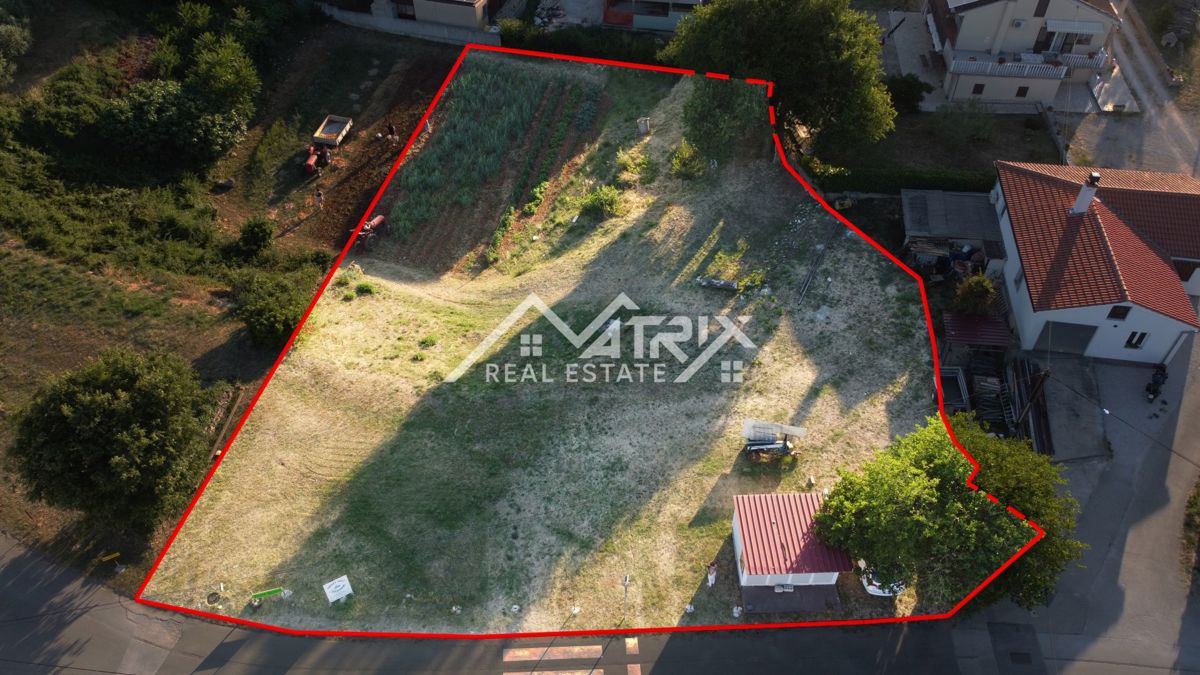 Kavran, Gradbena parcela s pogledom na morje blizu plaže
