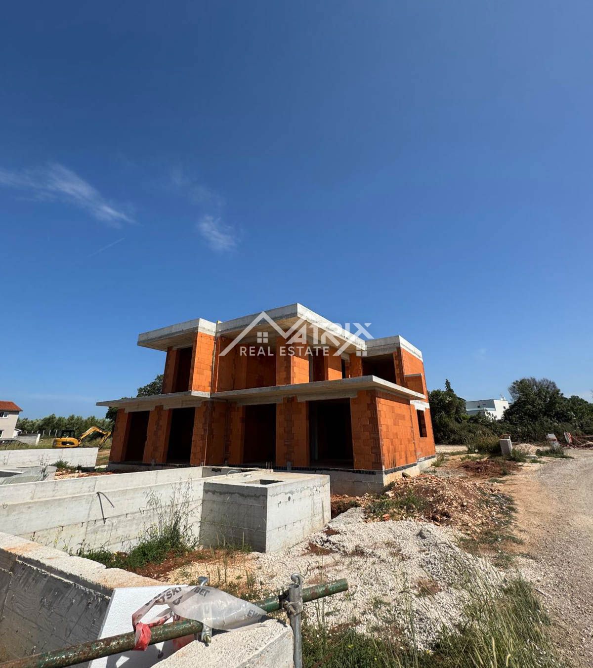 Pula, sodobna roh-bau hiša z bazenom in teraso